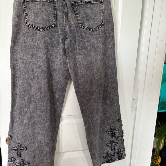 Ashley Mason Gray Boyfriend Jeans with Vintage Appeal - Picture 2 of 4